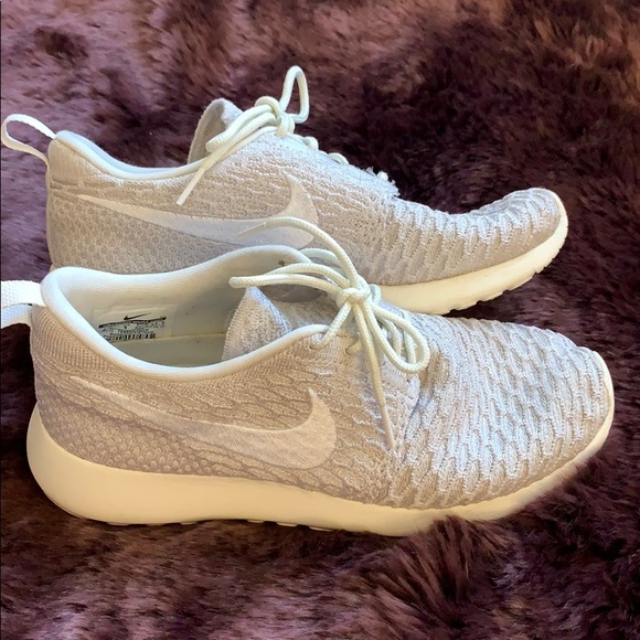 Nike light gray knit running shoe - Picture 3 of 3